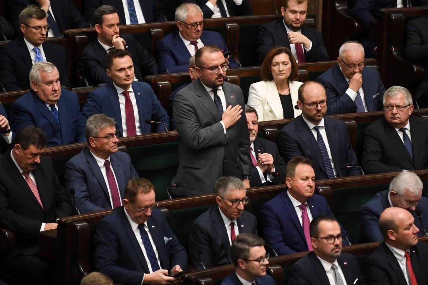 Paweł Jabłoński składa ślubowanie poselskie na sali plenarnej Sejmu, z ręką na sercu